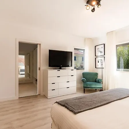 Heated Pool & Sauna Bliss - Luxury 4br