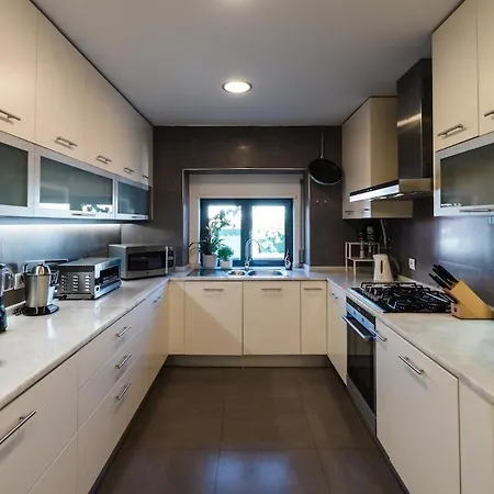 Heated Pool & Sauna Bliss - Luxury 4br
