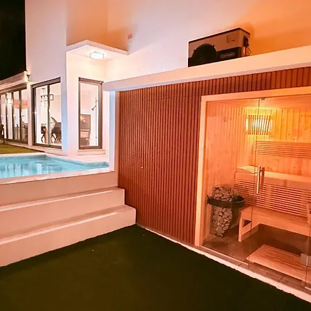 Heated Pool & Sauna Bliss - Luxury 4br Villa