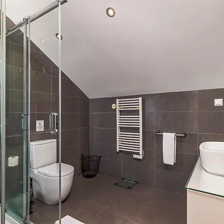 Heated Pool & Sauna Bliss - Luxury 4br *
