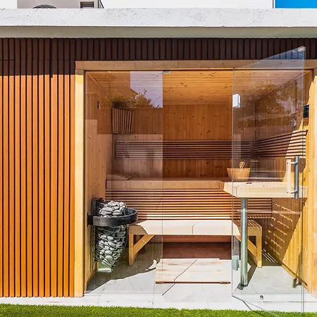 Heated Pool & Sauna Bliss - Luxury 4br