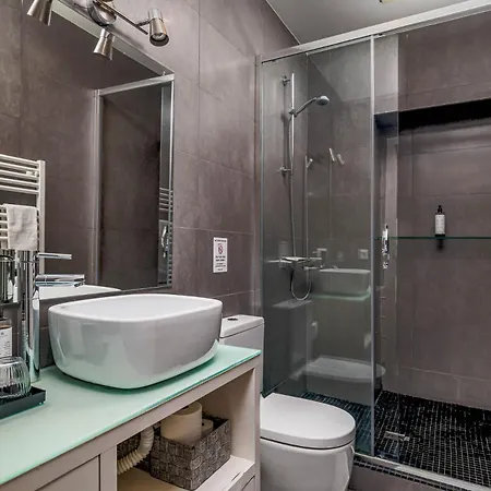 Heated Pool & Sauna Bliss - Luxury 4br