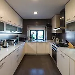 Heated Pool & Sauna Bliss - Luxury 4br
