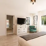 Heated Pool & Sauna Bliss - Luxury 4br
