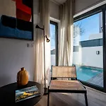 Heated Pool & Sauna Bliss - Luxury 4br