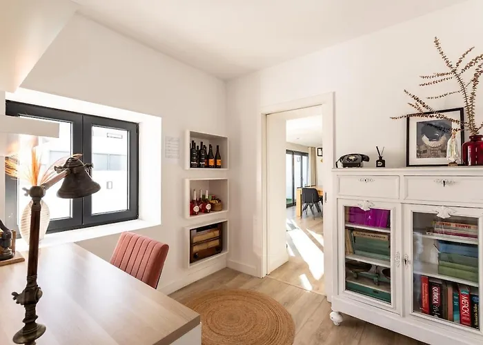 Heated Pool & Sauna Bliss - Luxury 4br *