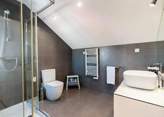 Heated Pool & Sauna Bliss - Luxury 4br
