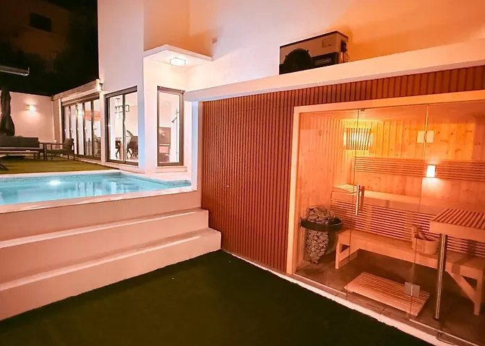 Heated Pool & Sauna Bliss - Luxury 4br Villa