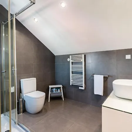 Heated Pool & Sauna Bliss - Luxury 4br