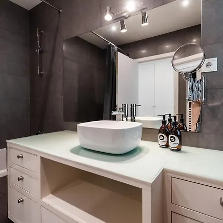 빌라 Luxury Heated Pool & Sauna - No Parties Allowed 리스본