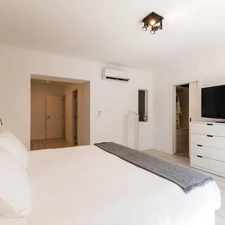 빌라 Luxury Heated Pool & Sauna - No Parties Allowed 리스본