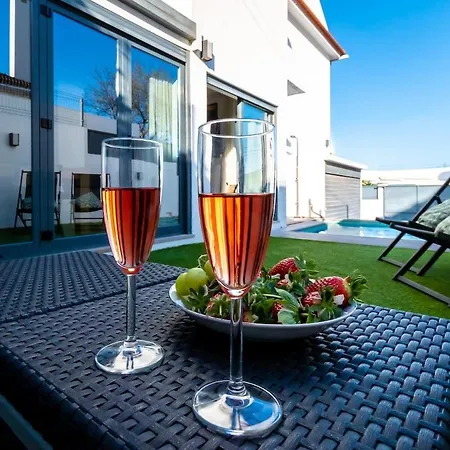 빌라 Luxury Heated Pool & Sauna - No Parties Allowed