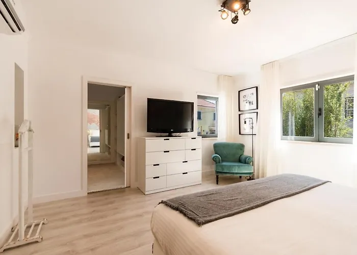 Heated Pool & Sauna Bliss - Luxury 4br